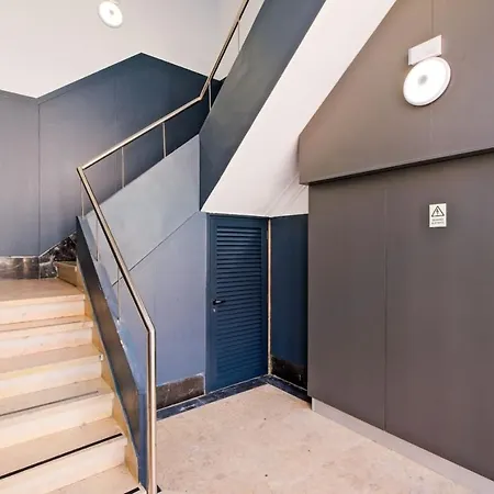 Lovely Fully Equipped Near Subway N4 リスボン