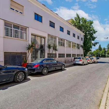 Lovely Fully Equipped Near Subway N4