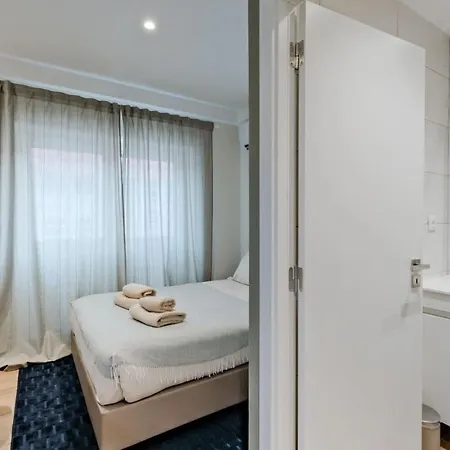 Daire Lovely Fully Equipped Near Subway N4